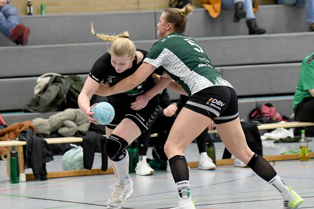 Energisch setzt sich Clara Drohmann (l.) gegen Janna Scheck durch. Foto: MSW