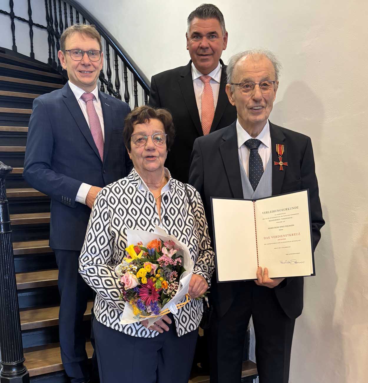 Heinz Polmann erhielt im Beisein seiner Ehefrau das Bundesverdienstkreuz, überreicht von Landrat Mario Lähr. Wernes Bürgermeister Lothar Christ (links) hielt die Laudatio. Foto: Benno Jäger