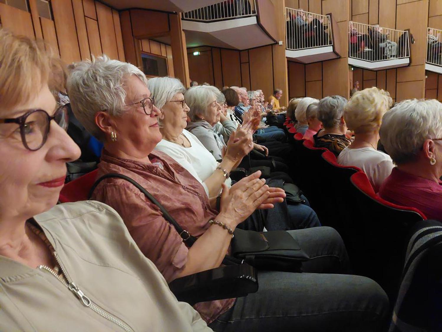 Begeistert waren die Besucher/innen aus Werne vom Stück „Eiskalt erwischt – oder mit Volldampf zurück in die 70er“. Foto: Prömel