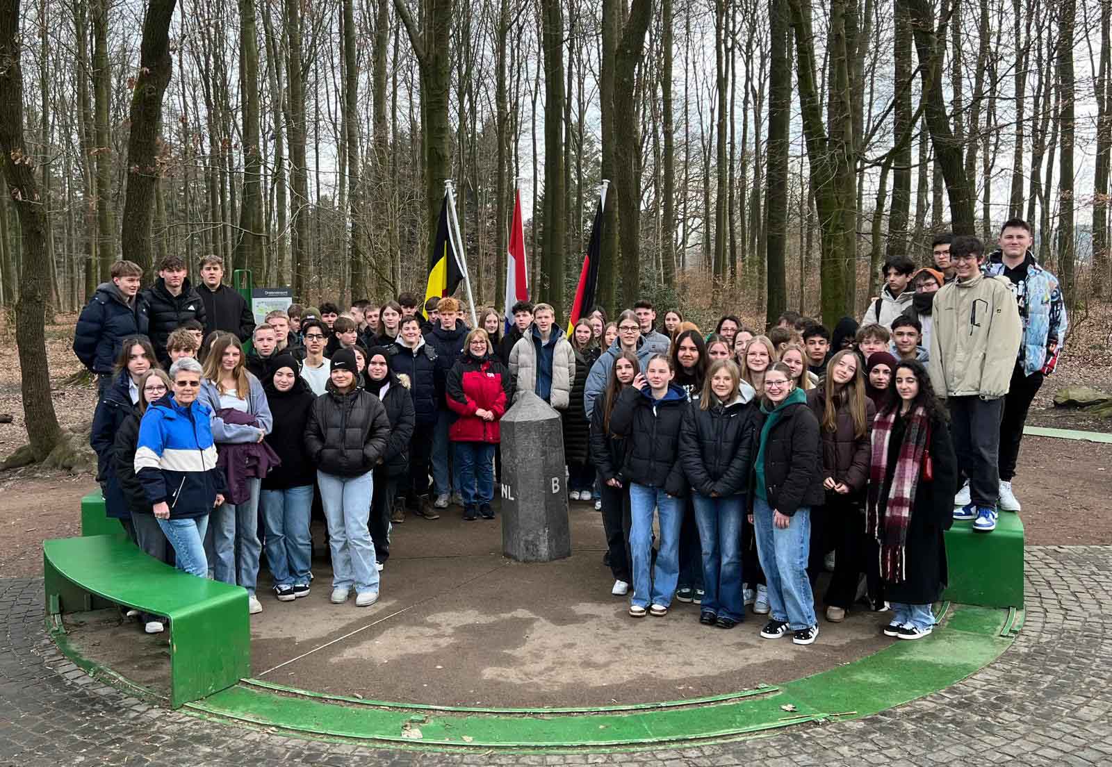 Bevor es nach Aachen ging, stattete die Reisegruppe aus Werne zunächst dem Dreiländereck einen Besuch ab. Auf dem Foto sieht man die Klasse 9a in den Niederlanden, die Klasse 9b in Belgien und die Klasse 9c Deutschland stehen. Fotos: AFG