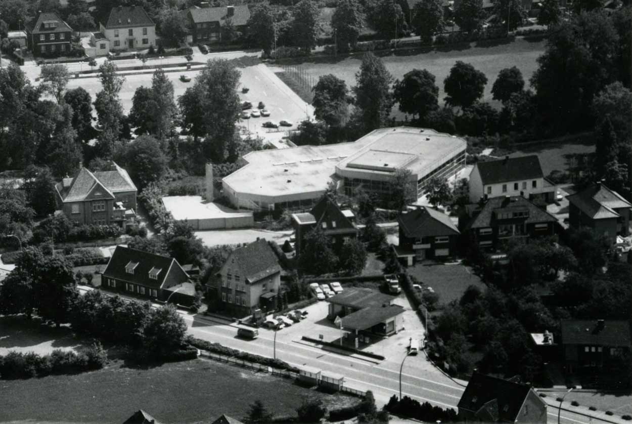 Um 1970 gab es die fünf Tankstellen Fleige, Böcker, Aschoff, Werkmeister und Jäger an der Lünener Straße. Das Luftbild aus den 1970er Jahren zeigt die Gasolin-Tankstelle Fleige, mit dem ehemaligen Sole-Hallenbad im Hintergrund. Heute befinden sich zwei Mehrfamilienhäuser an der Stelle. Foto: Stadtarchiv Werne