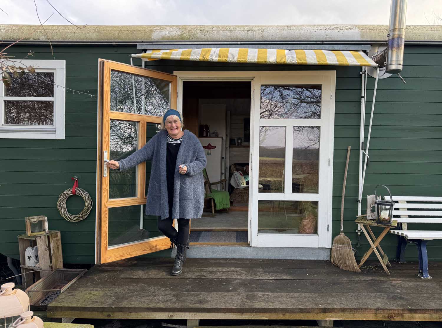 Petra Deutsch bietet Jakobspilgern an, in ihrem urgemütlich ausgebauten Bauwagen Station zu machen. Fotos: Hubert Kramer