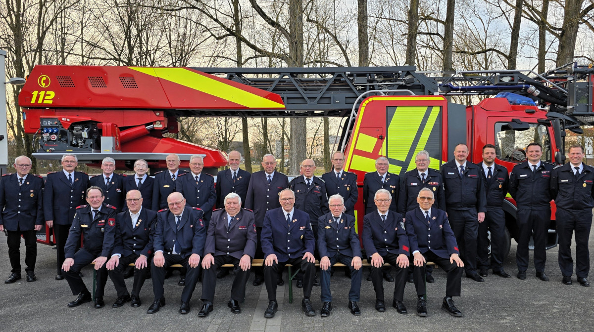 Zum Gruppenfoto rückten die Mitglieder der Ehrenabteilung des Löschzugs Stadtmitte gemeinsam mit Löschzug- und Wehrführung zusammen. Foto: Freiwillige Feuerwehr Werne