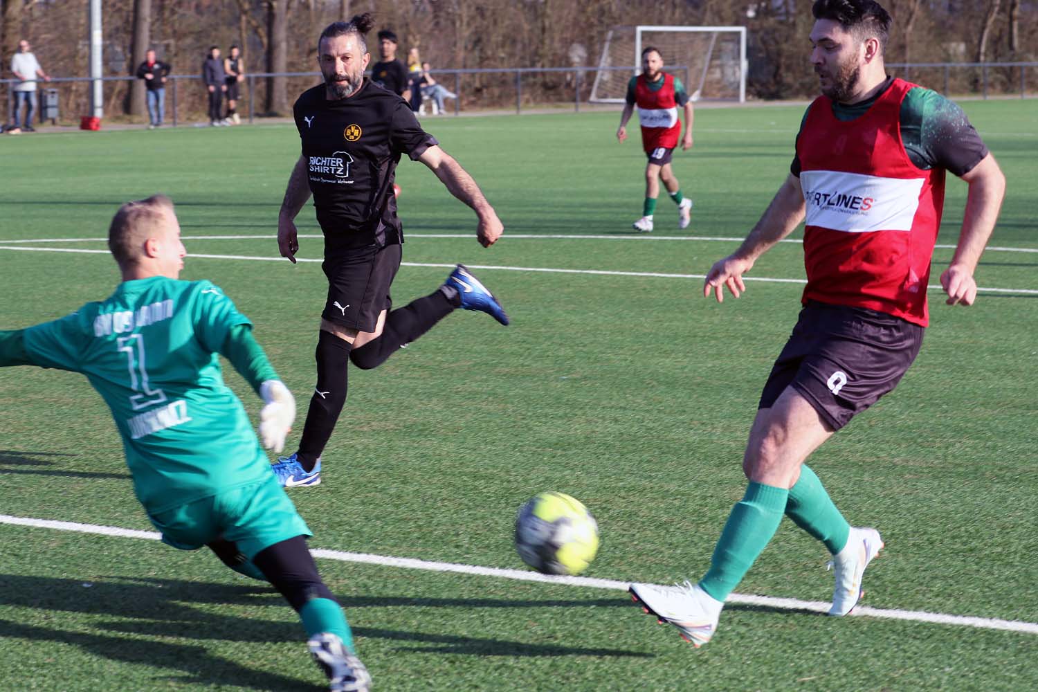 Tolga Topuz vergibt in dieser Szene die Riesenchance zum 2:2-Ausgleich und verletzt sich dabei am Oberschenkel. Fotos: Wagner