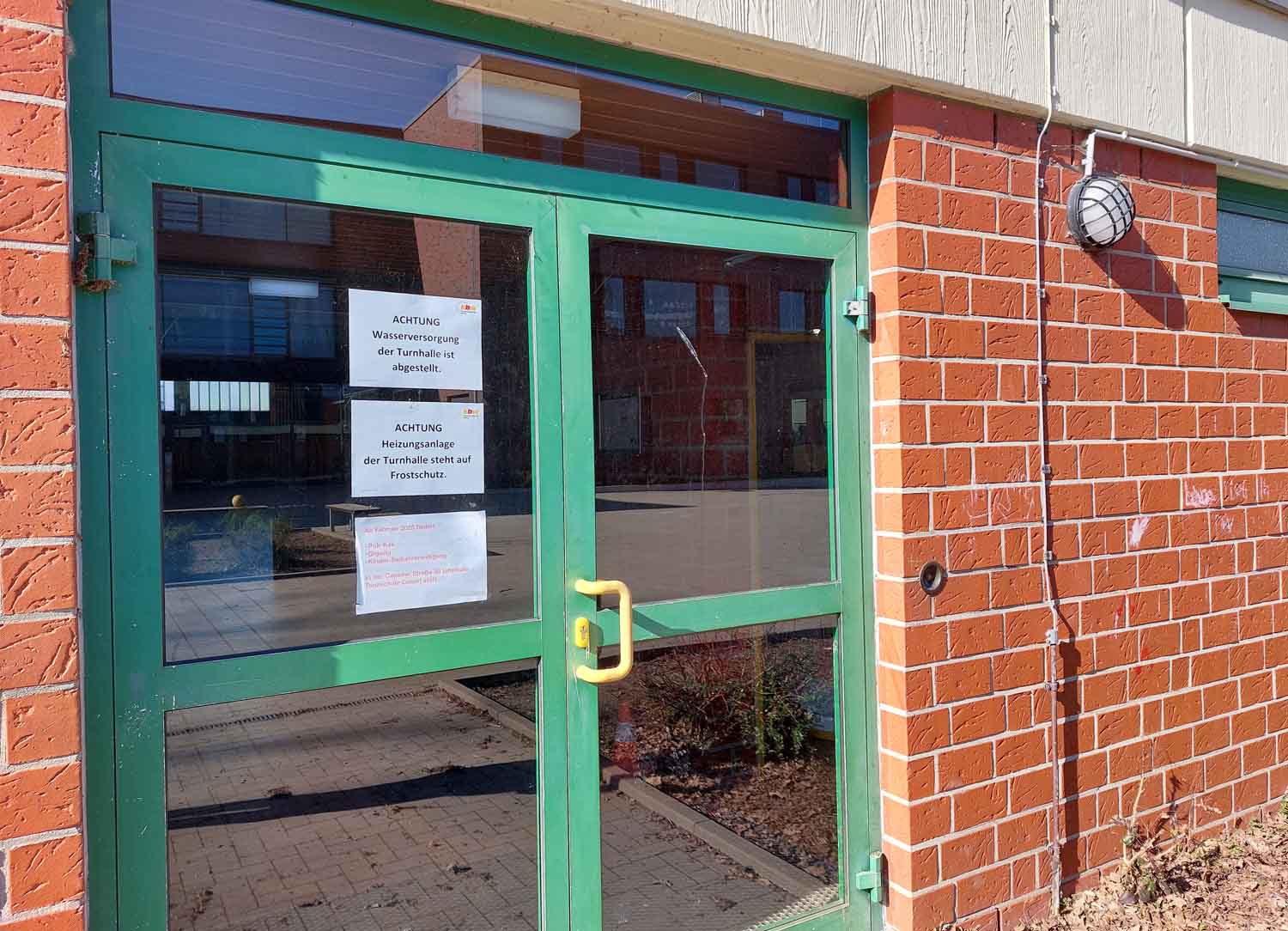 Bereits zum Abriss vorbereitet ist die Turnhalle an der Stockumer Straße. Heizung und Wasser sind bereits abgestellt. Doch nun verzögert sich die Maßnahme. Fotos: Wagner