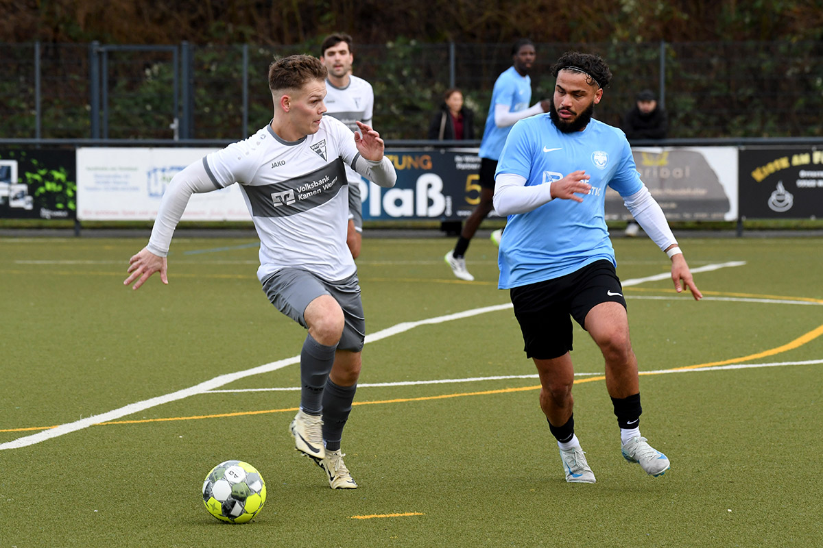 Der Werner SC holte in Haltern den zweiten Auswärtssieg der Saison. Großen Anteil daran hatte Verteidiger Marvin Stöver (l.), der einen Foulelfmeter sicher verwandelte. Archivfoto: MSW