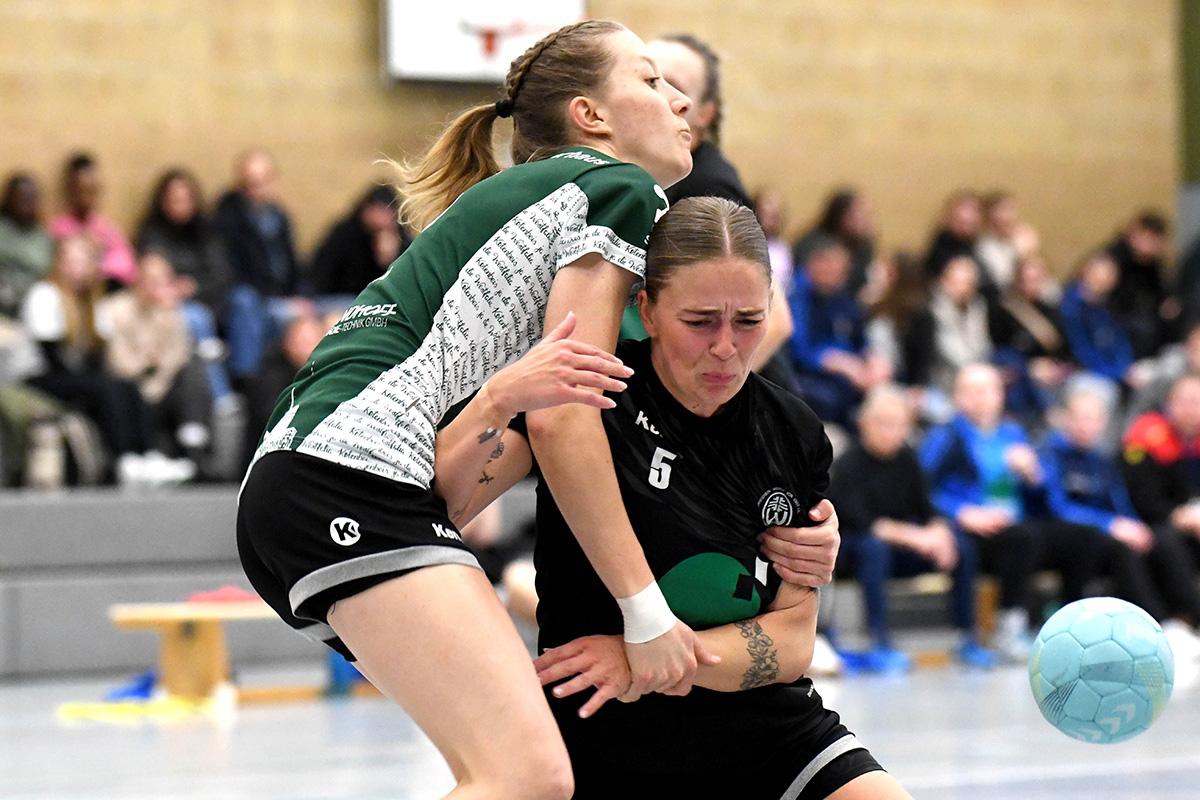 Gegen die Abwehrreihe von Spitzenreiter Westfalia Kinderhaus gab es für die TV-Handballerinnen oft kein Durchkommen. Sara Strauß (r.) wird von Johanna Plett gestoppt. Foto: MSW