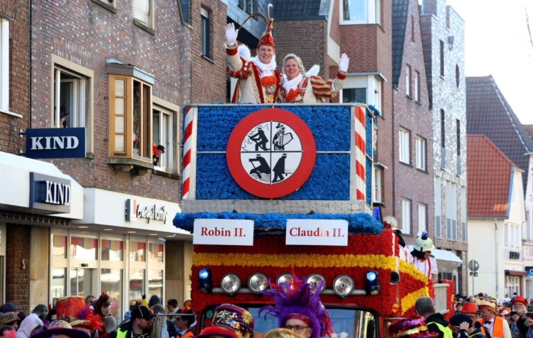 Zehntausende Besucher feiern den Umzug am Rosenmontag in Werne