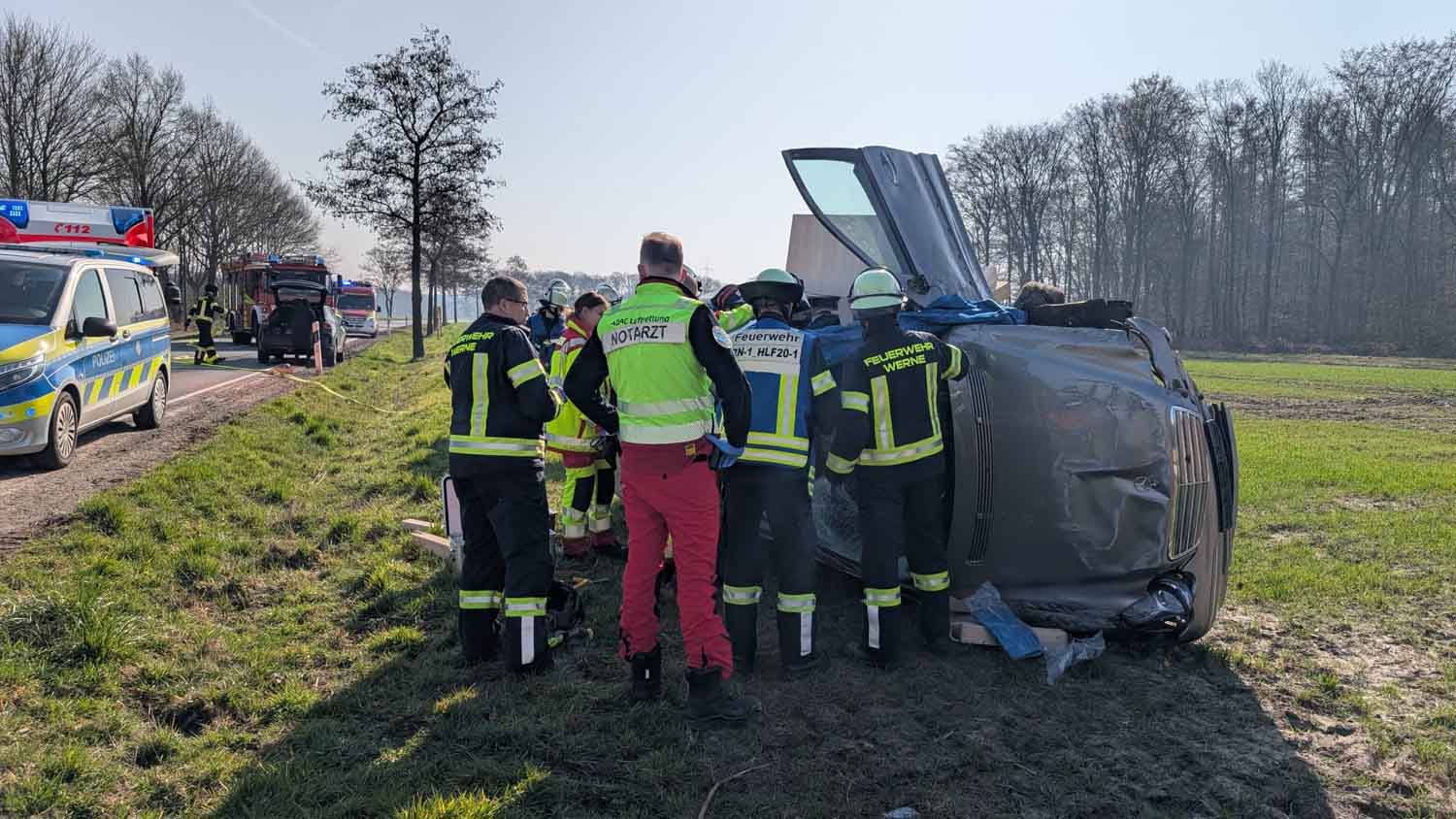 Ein Alleinunfall eines Pkw ereignete sich am Montag (10.03.2025) auf der Südkirchener Straße in Werne. Feuerwehr, Polizei und Rettungsdienst waren im Einsatz. Foto: FFW